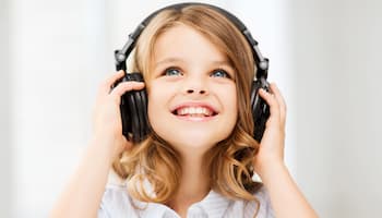 Flicka med trådlösa hörlurar