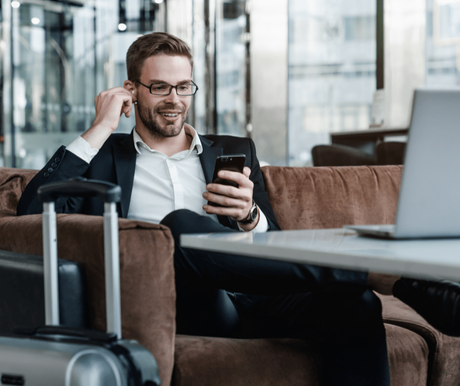 Man pratar i telefon via AirPods