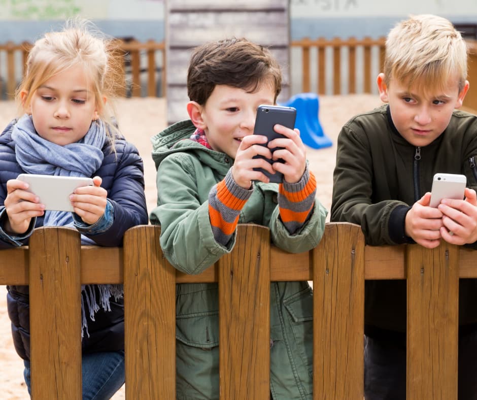 Barn med mobiler