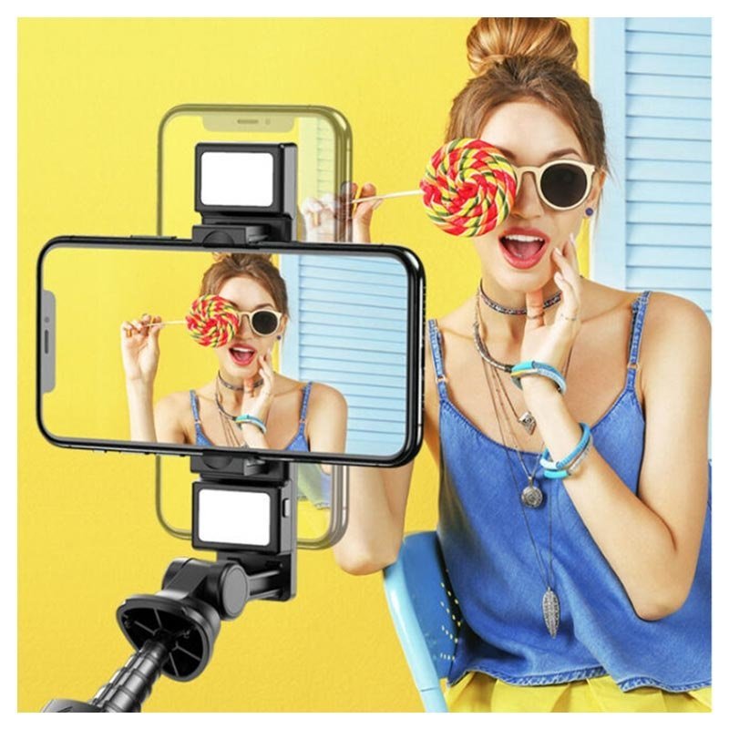 En tjej tar selfie med en K22-D selfiepinne