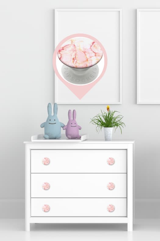 Popsocket som ett handtag Popsocket som ett handtag på en byrå