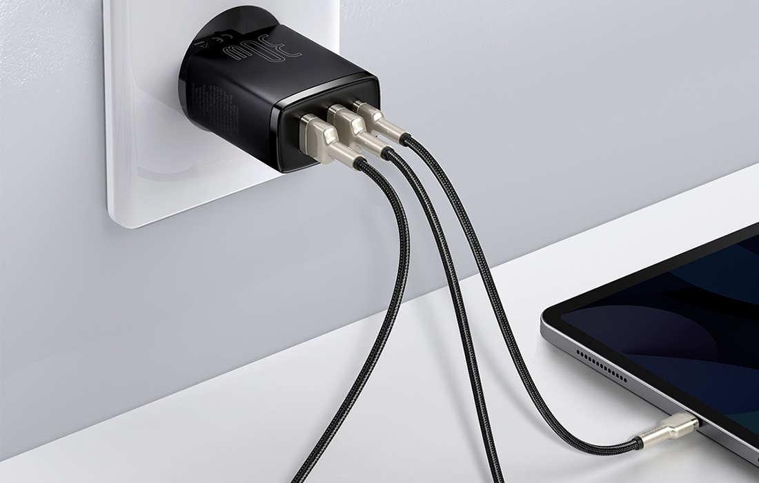 Baseus Compact snabbladdare 30W - USB-C PD, 2xUSB - Svart